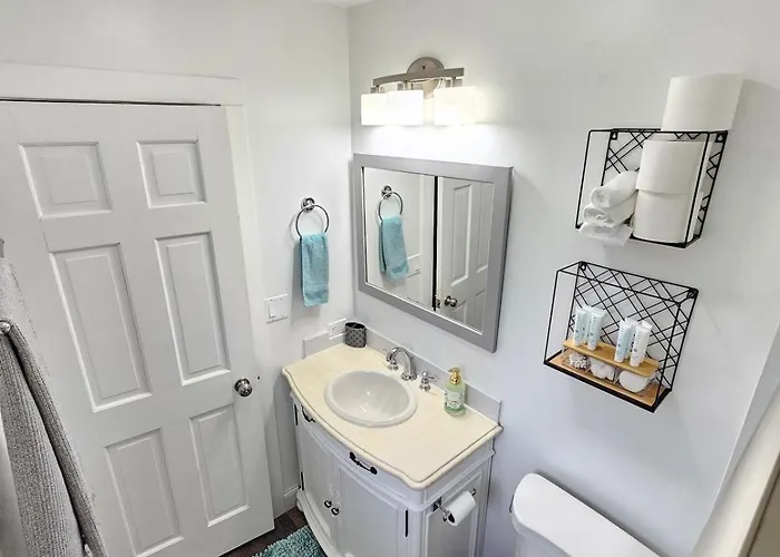 Modern 4br Near Six Flags & Naval Base *