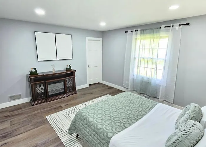Modern 4br Near Six Flags & Naval Base