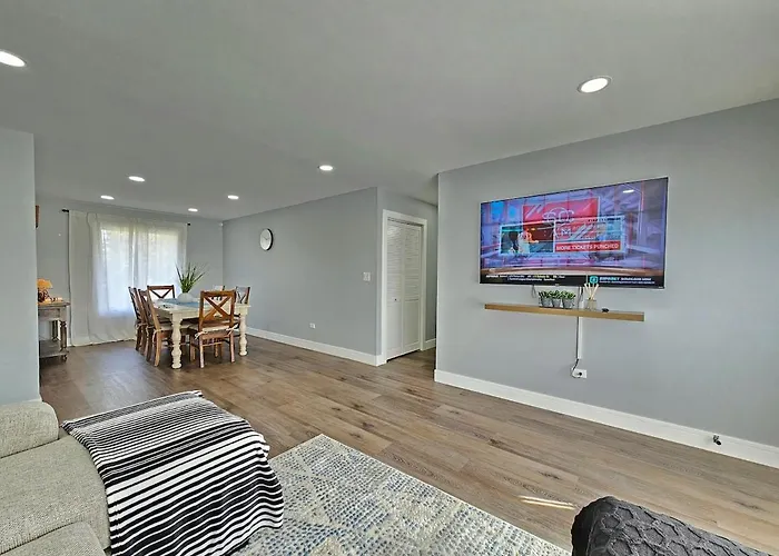 Modern 4br Near Six Flags & Naval Base
