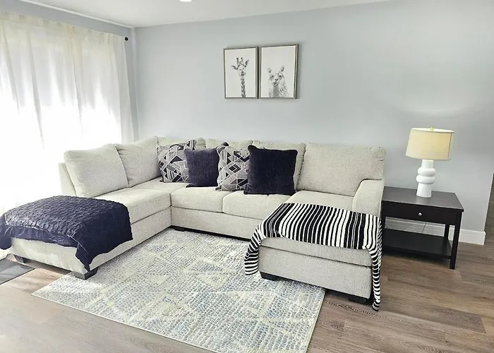 Modern 4br Near Six Flags & Naval Base
